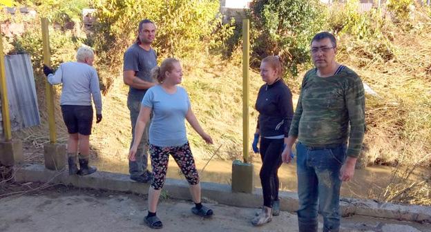 Жильцы дома 16-а на улице Петрозаводская убирают последствия потопа. Фото Светланы Кравченко для "Кавказского узла".