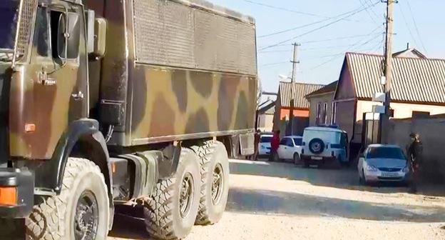 Спецтехника на улице Дагестанского сления. Фото http://nac.gov.ru/terrorizmu-net/v-respublike-dagestan-po-faktu-posyagatelstva-na-zhizn.html#&gid=1&pid=1