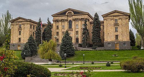 Здание парламента Армении. Фото © Official site of the Parliament of RA
 https://ru.armeniasputnik.am/armenia/20170410/6968859/armenia-parlament-zasedanie.html