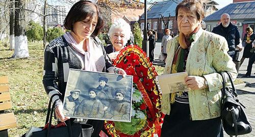Женщины с портретом репрессированных родственников. Владикавказ, 30 октября 2018 г. Фото Эммы Марзоевой для "Кавказского узла"