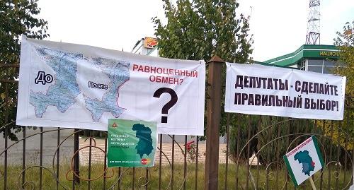 Плакаты участников митинга в Магасе. Фото Умара Йовлоя для "Кавказского узла".