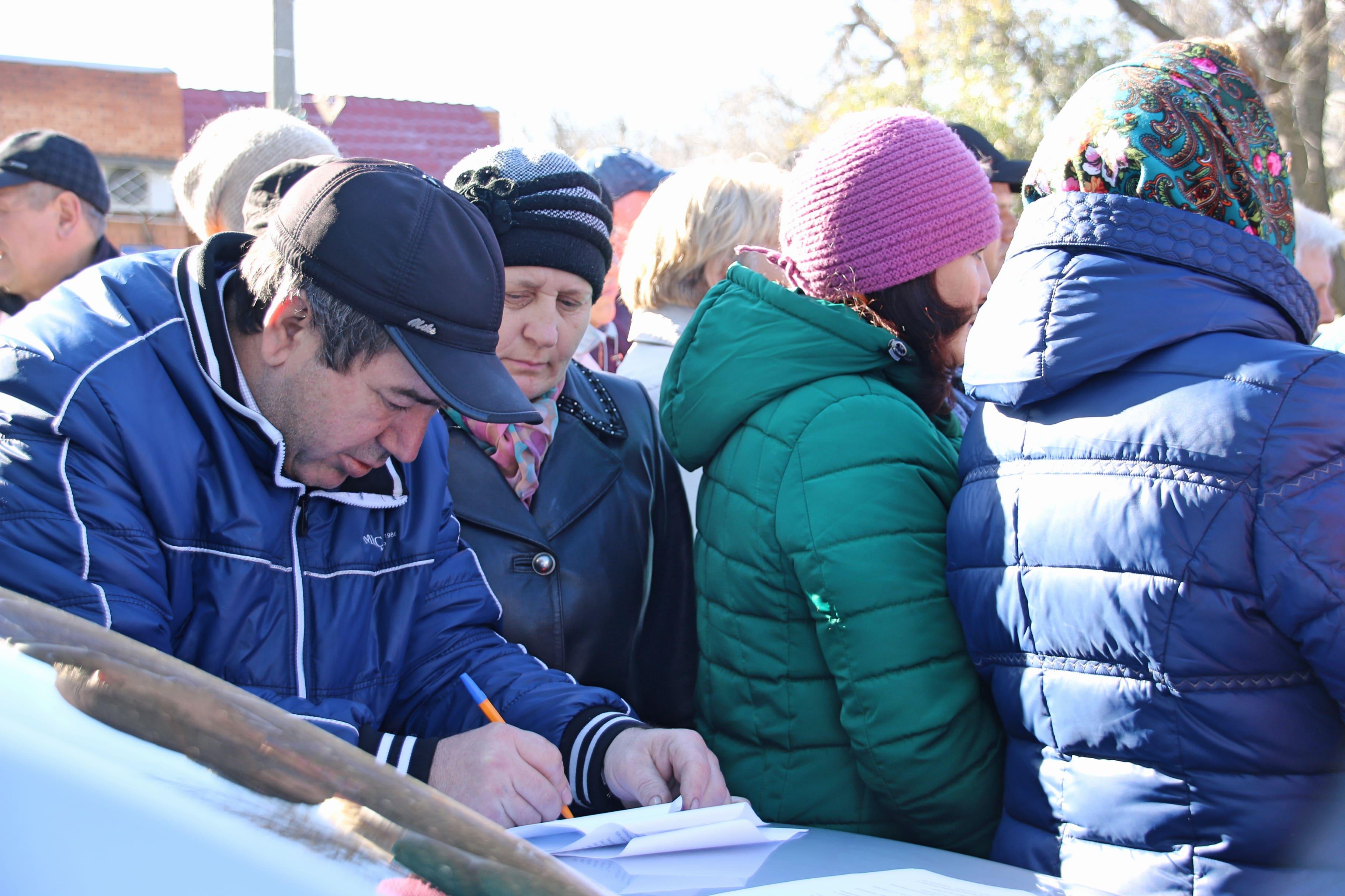 Участники пикета в Гуково 2 ноября 2018 года ставят подписи под обращением к президенту. Фото Вячеслава Прудникова для "Кавказского узла"