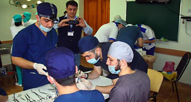 Студенты Медицинского института Чеченского государственного университета. Фото пресс-службы Минздрава Чеченской Республики, http://www.minzdravchr.ru/novosti/komanda-studentov-medicinskogo-instituta-chgu-zanyala-vtoroe-obshhekomandnoe-mesto-v-severo-kavkazskom-ture-xxvi-vserossijskoj-studencheskoj-olimpiady