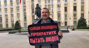 Алексей Никитин проводит пикет в Краснодаре. Скриншот поста Сергея Романова в Facebook https://www.facebook.com/photo.php?fbid=10155615008302294&set=a.10151916633672294&type=3&theater