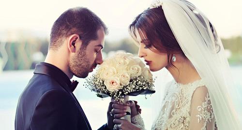Молодожены. Фото vetonethemi   https://pixabay.com/ru/свадьбы-пара-любовь-новобрачные-1255520/