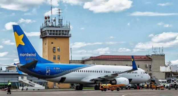 самолет в аэропорту Краснодара. Фото: пресс-служба "Базел Аэро". http://krr.aero/press-center/photo/mezhdunarodnyy-aeroport-krasnodar/