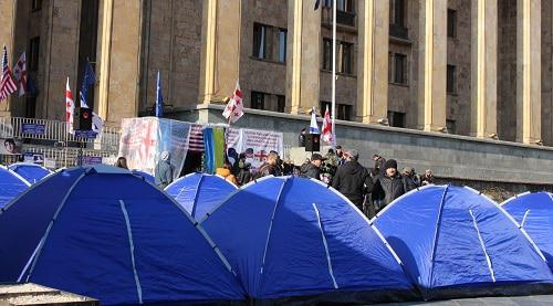 Участники акции протеста и установленные ими палатки. Фото Инны Кукуджановой для "Кавказского узла". 