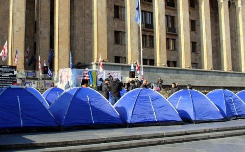 Палатки сторонников Саралидзе у здания грузинского парламента в Тбилиси. Фото Инны Кукуджановой для "Кавказского узла".
