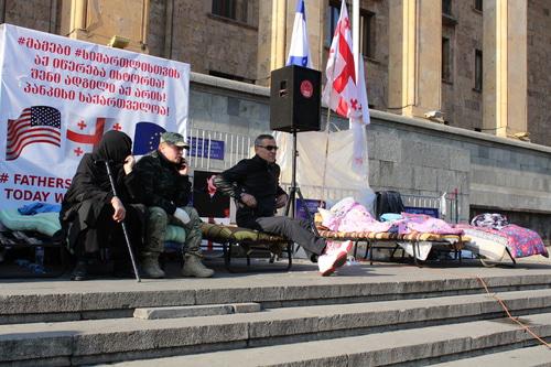 Сторонники Саралидзе проводят акцию протеста у здания парламента в Тбилиси. Фото Инны Кукуджановой для "Кавказского узла".