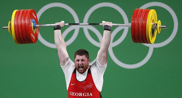 Лаша Талахадзе. Фото: Agência Brasil Fotografias, https://commons.wikimedia.org/wiki/File:Atleta_da_Geórgia_bate_recorde_e_leva_Ouro_no_levantamento_(28417651763).jpg