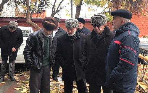 Односельчане Оюба Титиева пришли в суд поддержать его. Фото Патимат Махмудовой для "Кавказского узла".