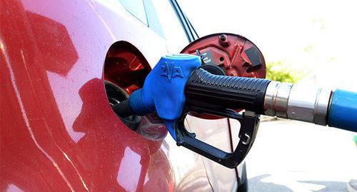 Заправка автомобиля топливом. Фото Олега Пчелова для  "Кавказского узла"