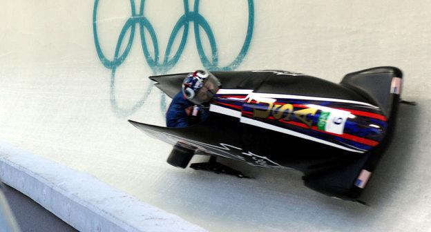 Бобслей. Фото Tim Hipps, https://ru.wikipedia.org/wiki/Бобслей#/media/File:USA_I_in_heat_1_of_2_man_bobsleigh_at_2010_Winter_Olympics_2010-02-20.jpg 
