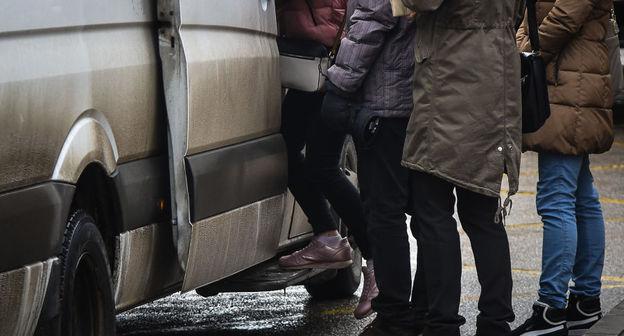 Посадака пассажиров в автобус.  Фото Елены Синеок, Юга.ру https://www.yuga.ru/news/436107/
