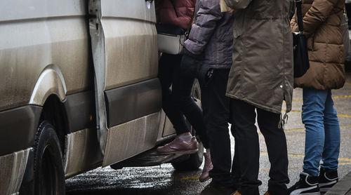 Посадака пассажиров в автобус.  Фото Елены Синеок, Юга.ру https://www.yuga.ru/news/436107/
