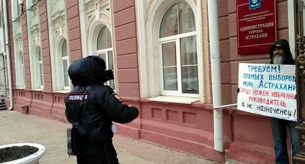 Михаил Анисенко на одиночном пикете у здания администрации Астрахани. 14 ноября 2018 года. Фото Елены Гребенюк для "Кавказского узла"