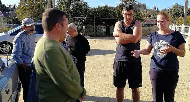 Жители дома, пострадавшего от потопа. Сочи, 14 ноября 2018 г. Фото Светланы Кравченко для "Кавказского узла"