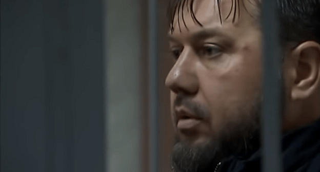 Лечи Болатбаев. Фото кадр видео RussianСross
"Чеченские полицейские задержаны за вымогательство 100 млн рублей у московского бизнесмена (2016)" https://www.youtube.com/watch?v=Ck7B_iWgiFE