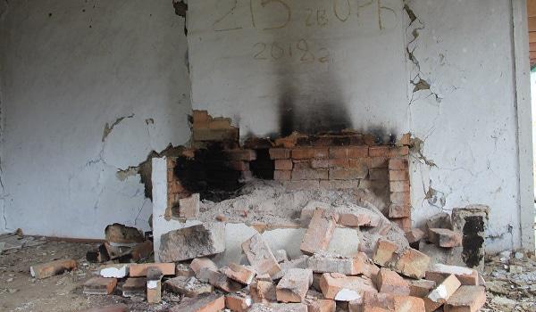 Разрушенная печь и надпись в одном из домов. Фото Зураба Плиева для "Кавказского узла".