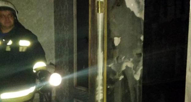 Сотрудник МЧС на месте взрыва газа. Фото http://05.mchs.gov.ru/operationalpage/operational/item/7699307/