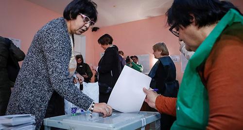 На избирательном участке. Тбилиси, 28 октября 2018 г. Фото: REUTERS/David Mdzinarishvili