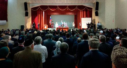 Зрители слушают выступление на трибуне Всемирного конгресса ингушского народа. Фото 
Фортанга Org
 https://www.youtube.com/watch?time_continue=765&v=xDpecbx8eBs