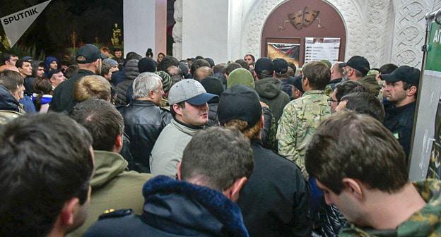 Актеры и сотрудники полиции перед зданием театра в Сухуме. Фото: Sputnik/Томас Тхайцук https://sputnik-abkhazia.ru/Abkhazia/20181115/1025640510/Truppa-Molodezhnogo-teatra-pytalas-siloy-voyti-v-Abkhazskiy-dramteatr.html