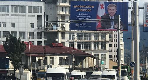 Билборд с портретом Бидзины Иванишвили. Тбилиси. Фото: Eka Lortkipanidze (RFE/RL)