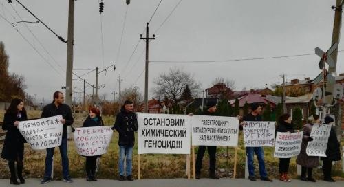 Участники пикета против "Электроцинка" выстроились вдоль дороги. Фото Эммы Марзоевой для "Кавказского узла".