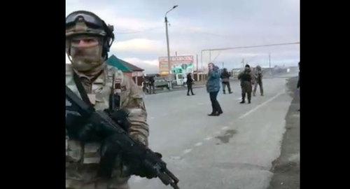 Оперативная съемка  в районе 21-го контрольно-пропускного пункта на улице Шоссейной. Фото: кадр видео "Оперативной линии"