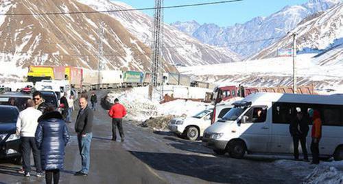 Водители и пассажиры ожидают открытия Военно-Грузинской дороги. Фото Ахмеда Альдебирова для "Кавказского узла"