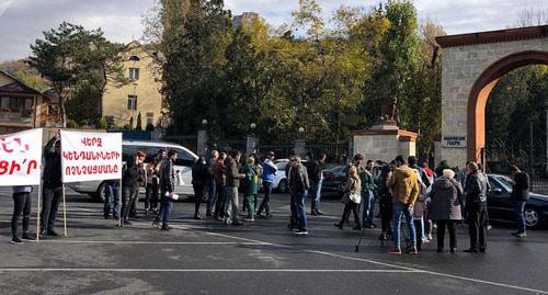 Акция протеста перед зоопарком в Ереване. Фото: Sputnik / Aram Nersesyan,
https://ru.armeniasputnik.am/society/20181117/15727690/erevanskij-zoopark-v-centre-skandala-kto-iniciator-shirokomasshtabnyh-proverok.html