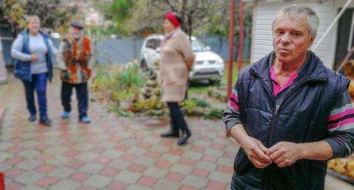 Житель дома №333А по улице Победы в Сочи. Фото Светланы Кравченко для "Кавказского узла"