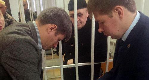 Оюб Титиев и его адвокаты. Фото предоставлено ПЦ "Мемориал"
