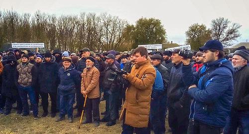 Жители Цветковки на митинге 20 ноября 2018 года. Фото Ильяс Капиев для "Кавказского узла".