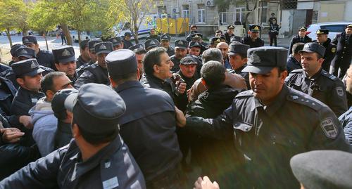 Али Керимли в окружении полиции. Баку, 19 ноября 2018 г. Фото Азиза Каримова для "Кавказского узла"