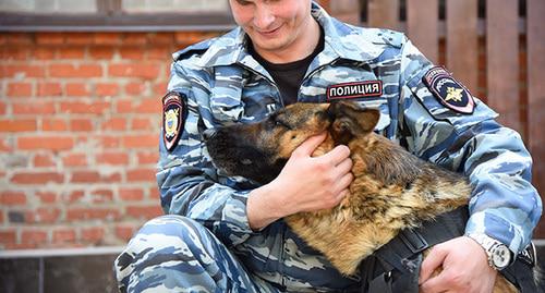 Сотрудник полиции с собакой. Фото Елены Синеок, Юга.ру