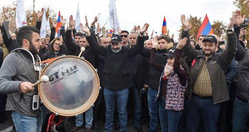 Никол Пашинян (в кепке в центре кадра) на шествии в Ереване 24 ноября 2018 года. © Sputnik/ Asatur Yesayants