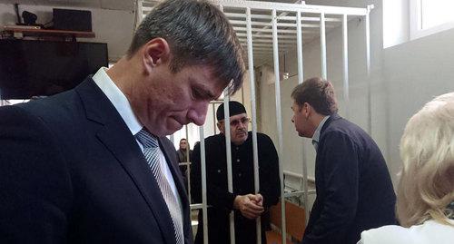 Оюб Титиев и его защита в суде. Фото предоставлено ПЦ "Мемориал"