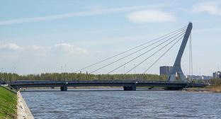 Активисты развернули на мосту Кадырова баннер 