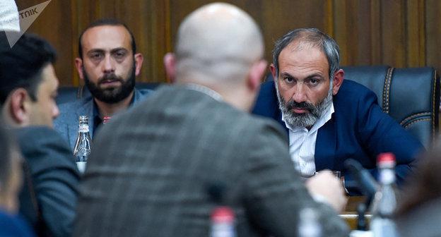 Никол Пашинян. Фото  Sputnik / Asatur Yesayants
https://ru.armeniasputnik.am/politics/20181126/15871808/mezhdu-angelami-i-demonami-rpa-rasskazala-pochemu-za-nih-stoit-progolosovat.html