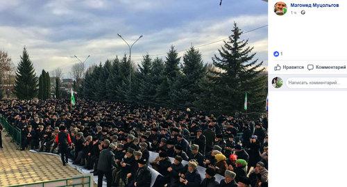 Санкционированный митинг противников соглашения о границе с Чечней в Назрани. Фото https://www.facebook.com/photo.php?fbid=2185623588144082&set=pcb.2185623988144042&type=3&theater