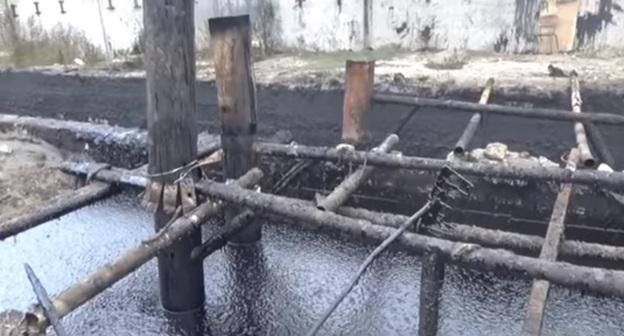 Кустарный завод по переработке нефтепродуктов. Фото: скриншот с видео "Кавказского узла" на Youtube https://www.youtube.com/watch?v=g3i16bpSCt0