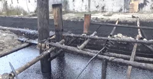 Кустарный завод по переработке нефтепродуктов. Фото: скриншот с видео "Кавказского узла" на Youtube https://www.youtube.com/watch?v=g3i16bpSCt0
