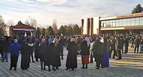 Митинг противников соглашения о границе в Назрани. 27 ноября 2018 года. Фото Умара Йовлоя для "Кавказского узла"