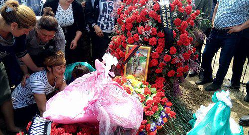 Церемония похорон солдата в Азербайджане. Фото  Sputnik / İlham Mustafa
https://az.sputniknews.ru/karabakh/20180521/415422060/karabakh-armjane-obstrel-smert-soldat.html