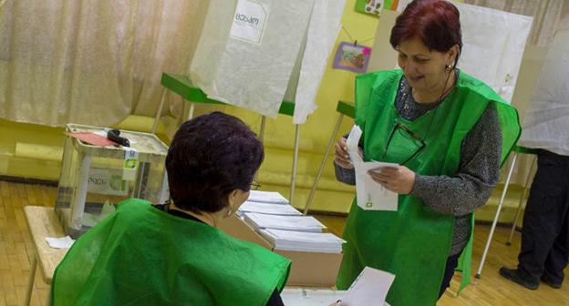 Избирательный участок в Грузии во время второго тура выборов президента. Фото © Sputnik / Denis Aslanov
 https://sputnik-georgia.ru/election-2018/20181128/243161500/Vtoroy-tur-prezidentskikh-vyborov-v-Gruzii-onlayn-translyatsiya.html