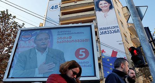 Предвыборные плакаты на улицах Тбилиси. Ноябрь 2018 года. Фото: REUTERS/David Mdzinarishvili