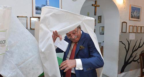Григол Вашадзе на избирательном участке. 28 ноября 2018 года. Фото: REUTERS/Tornike Turabelidze