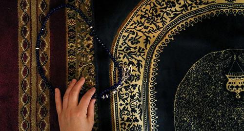 Женская рука с четками во время молитвы. Фото: REUTERS/Gabriela Bhaskar